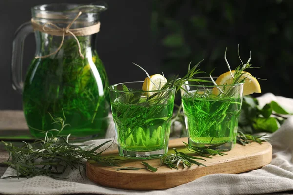 Освежающий Эстрагонный Напиток Ломтиками Лимона Столе — стоковое фото