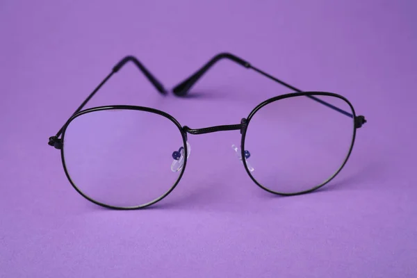 Elegante Par Óculos Com Moldura Preta Fundo Roxo Close — Fotografia de Stock
