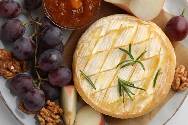 Tasty Baked Brie Cheese Rosemary Fruits Walnuts Plate Top View — Stock Photo, Image