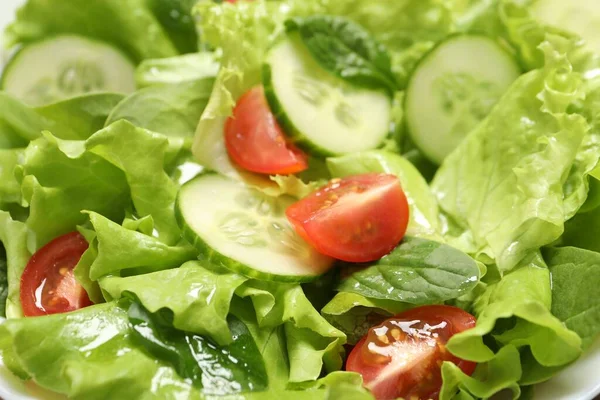 Köstlicher Frischer Salat Weißer Schüssel Nahaufnahme — Stockfoto