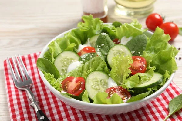 Köstlicher Salat Auf Weißem Holztisch Nahaufnahme — Stockfoto