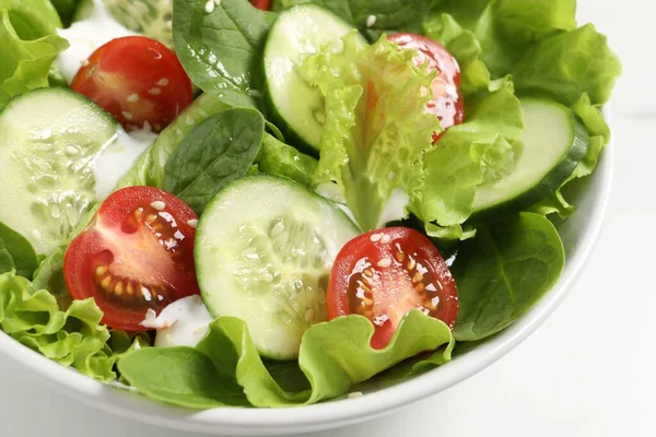Heerlijke Salade Kom Witte Tafel Close — Stockfoto