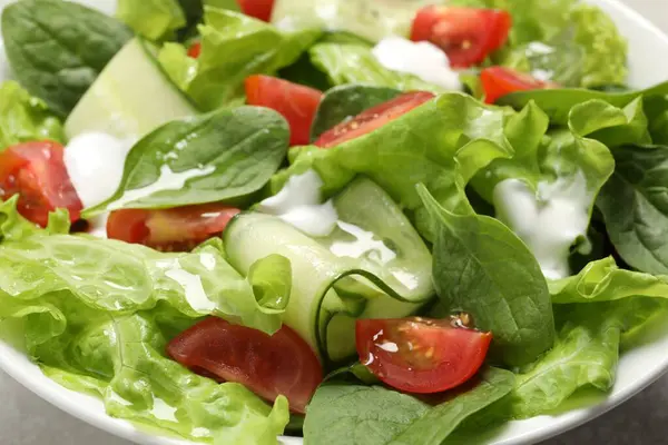 Deliciosa Salada Legumes Tigela Branca Close — Fotografia de Stock