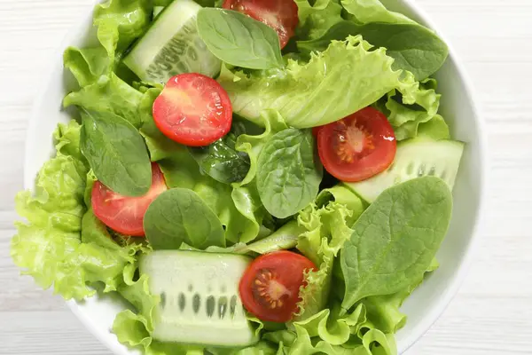 Lahodný Zeleninový Salát Bílém Dřevěném Stole Výhled Shora — Stock fotografie