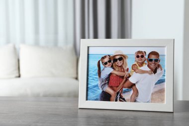 Ahşap masa üzerinde aile fotoğrafı olan çerçeve, metin için boşluk