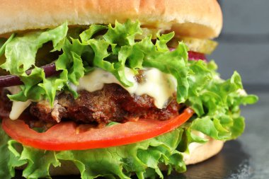 Etli köfte ve marullu leziz hamburger, yakın plan.