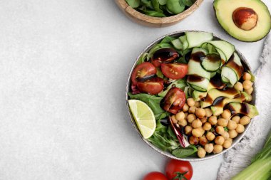 Beyaz masada nohut, sebze ve balzamik sirkeyle nefis bir salata. Metin için boşluk