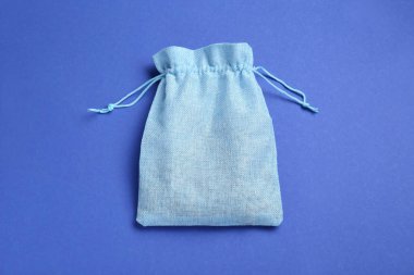 Mavi arkaplanda çuval bezi, üst görünüm