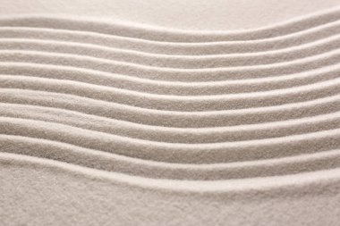 Arka planda desenli beyaz kum, yakın plan. Zen ve uyum kavramı