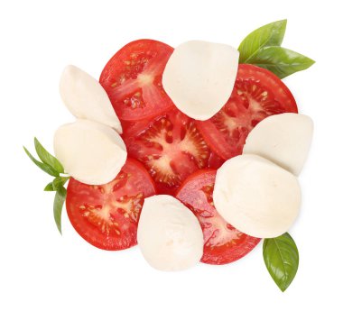 Domatesli lezzetli Caprese salatası, mozzarella peyniri ve fesleğen yaprakları beyaz, üst manzara