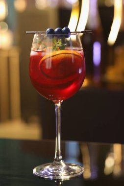 Bulanık arka planda bir bardak taze sangria.