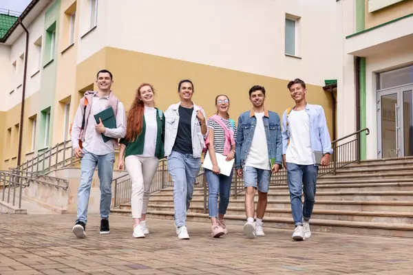 Ομάδα Χαρούμενων Νεαρών Μαθητών Που Περπατούν Μαζί Εξωτερικούς Χώρους — Φωτογραφία Αρχείου