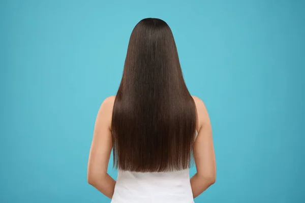 Žena Zdravými Vlasy Ošetření Světle Modrém Pozadí Pohled Zezadu — Stock fotografie