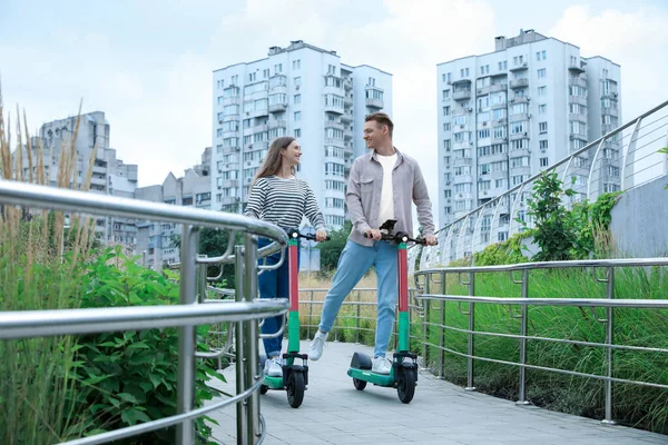 Gelukkig Paar Rijden Moderne Elektrische Kick Scooters Straat — Stockfoto