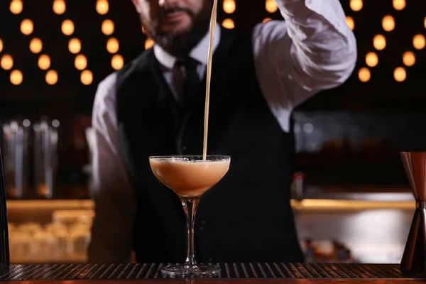 Barman Připravuje Espresso Martini Baru Detailní Záběr Alkohol Koktejl — Stock fotografie