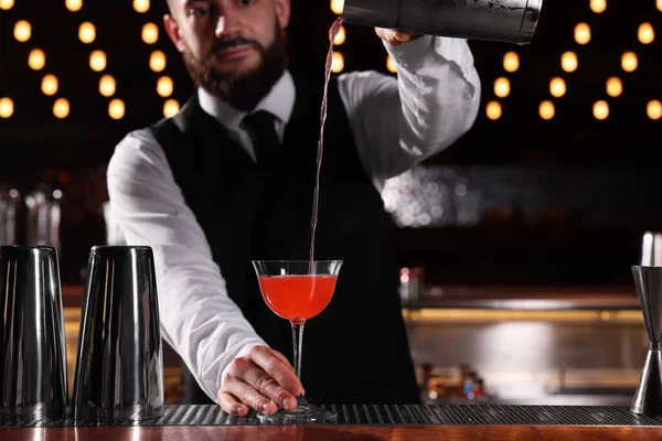 Barman Připravuje Čerstvý Martini Koktejl Baru Výběrové Zaměření — Stock fotografie