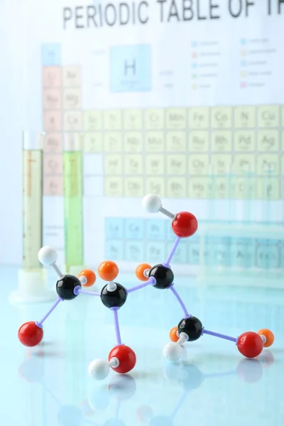 Molekuláris Modell Könnyű Felületen Periódusos Táblával Szemben — Stock Fotó
