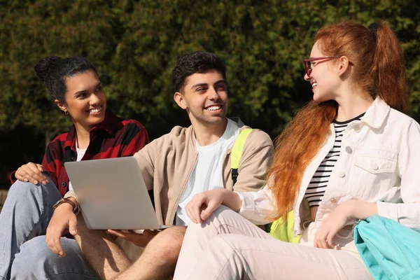 Ευτυχισμένοι Νέοι Μαθητές Που Σπουδάζουν Φορητό Υπολογιστή Μαζί Στο Πάρκο — Φωτογραφία Αρχείου