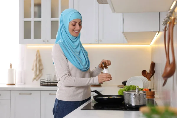 Mulher Muçulmana Cozinhar Prato Frigideira Fogão Dentro Casa — Fotografia de Stock