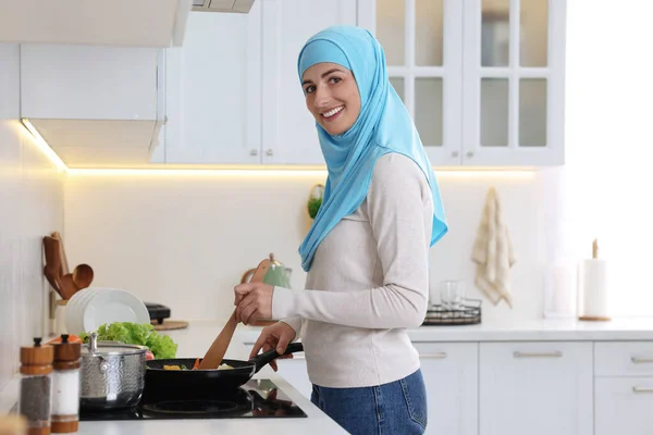 Mulher Muçulmana Cozinhar Prato Frigideira Fogão Dentro Casa — Fotografia de Stock