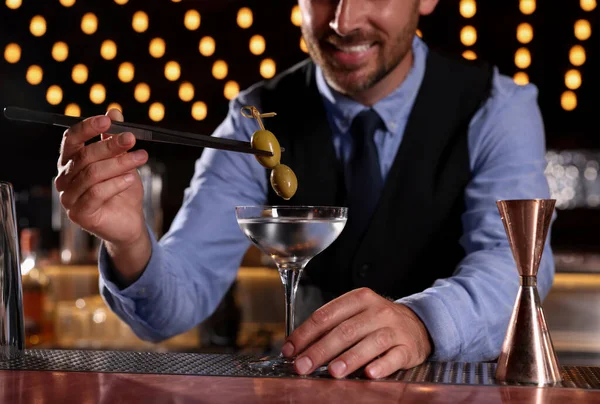 Barman Připravuje Čerstvý Alkoholický Koktejl Baru Detailní Záběr — Stock fotografie