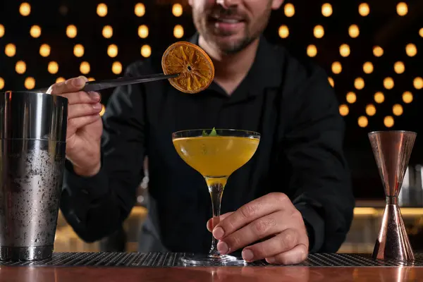 Bartender Preparing Fresh Alcoholic Cocktail Bar Closeup — Stock Photo, Image
