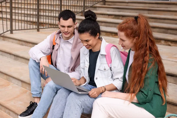Ευτυχισμένοι Νεαροί Μαθητές Που Σπουδάζουν Μαζί Laptop — Φωτογραφία Αρχείου