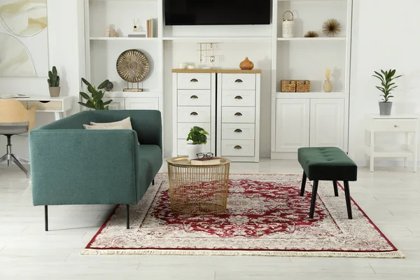 有漂亮地毯和家具的时髦客厅 室内设计 — 图库照片