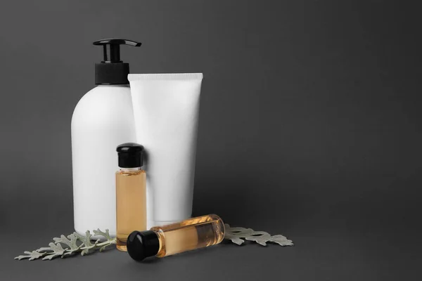 Cosmetische Producten Zilverkleurige Bladeren Donkergrijze Achtergrond Ruimte Voor Tekst — Stockfoto