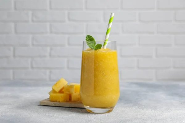 Glas Lekkere Ananas Smoothie Snijd Fruit Lichtgrijze Tafel — Stockfoto