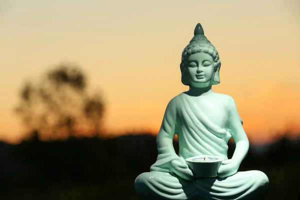 Estatua Decorativa Buda Con Vela Encendida Aire Libre Atardecer Espacio — Foto de Stock