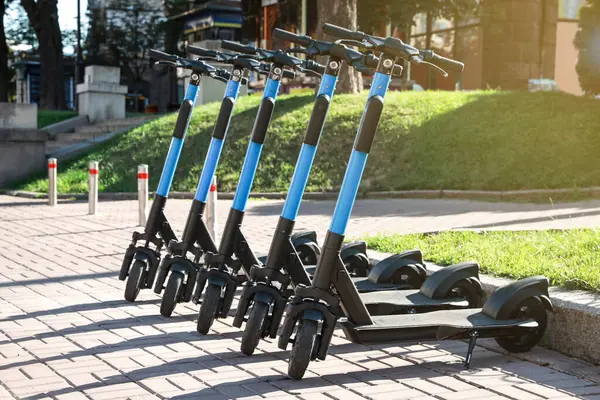 近代的な電動スクーターの多くは市街地に駐車した レンタルサービス — ストック写真