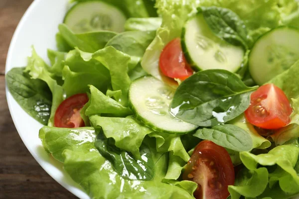 Köstlicher Salat Schüssel Auf Holztisch Nahaufnahme — Stockfoto
