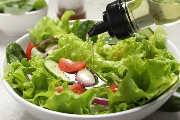 Salat Auf Tisch Gießen Nahaufnahme — Stockfoto