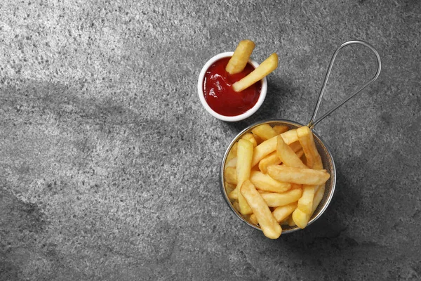 Smaczne Frytki Ketchup Szarym Stole Płaskie Leżaki Miejsce Tekst — Zdjęcie stockowe