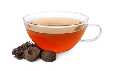 Geleneksel Çin pu-erh çayı ve beyaz üzerine izole edilmiş taze demlenmiş içecek.