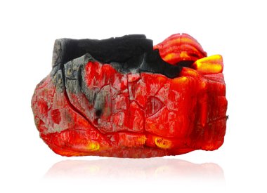 Yanan kömür parçası beyaza izole edilmiş.