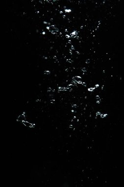 Siyah zemin üzerinde suda hava kabarcıkları