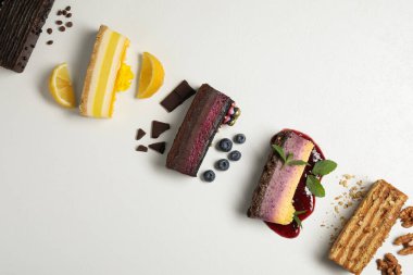 Düz kompozisyon ve farklı lezzetli pastalar.