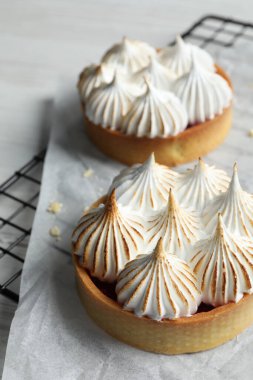 Beyaz masada kremalı tart var. Tatlı nefis.