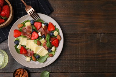 Peynirli lezzetli salata, prosciutto, badem ve böğürtlen ahşap masada servis edilir, düz yatak. Metin için boşluk