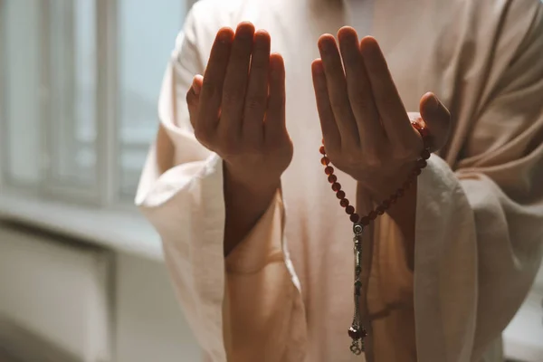 Muzułmanin Misbahą Modlący Się Pobliżu Okna Zbliżenie Miejsce Tekst — Zdjęcie stockowe