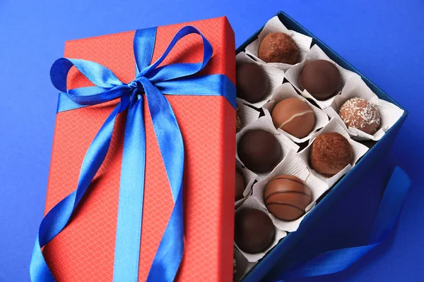 Box Med Läckra Choklad Godis Blå Bakgrund Närbild — Stockfoto