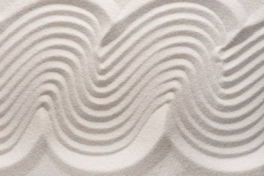 Beyaz kum, arka plan olarak desenli, üst görünüm. Zen ve uyum kavramı