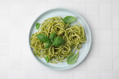 Pesto soslu lezzetli makarna ve beyaz fayanslı fesleğen.