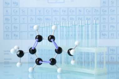 Moleküler model ve ışık yüzeyindeki test tüpleri
