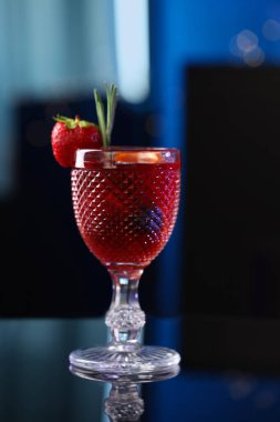 Bardaki tezgahta bir bardak nefis taze sangria.