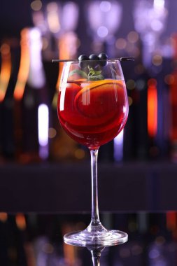 Bardaki tezgahta bir bardak nefis taze sangria.