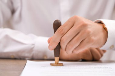 Masada belge damgalayan adam, yakın plan görünümü