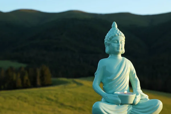 Dekoratív Buddha Szobor Égő Gyertyával Hegyekben Közelkép Szöveg Helye — Stock Fotó